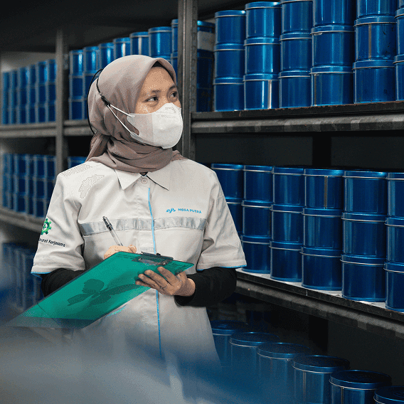 Employee working in a printing company